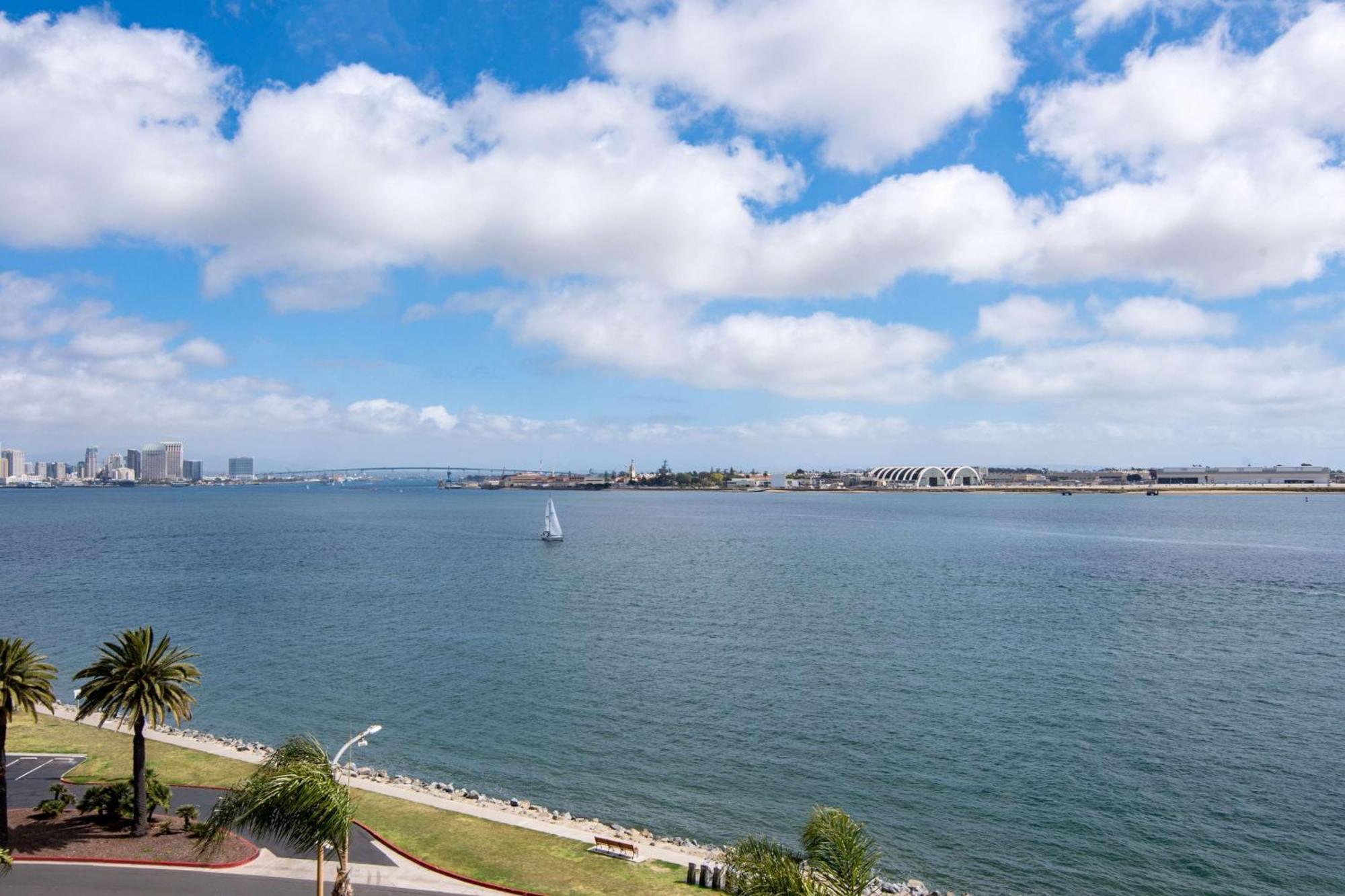 Hilton San Diego Airport/Harbor Island Exterior photo